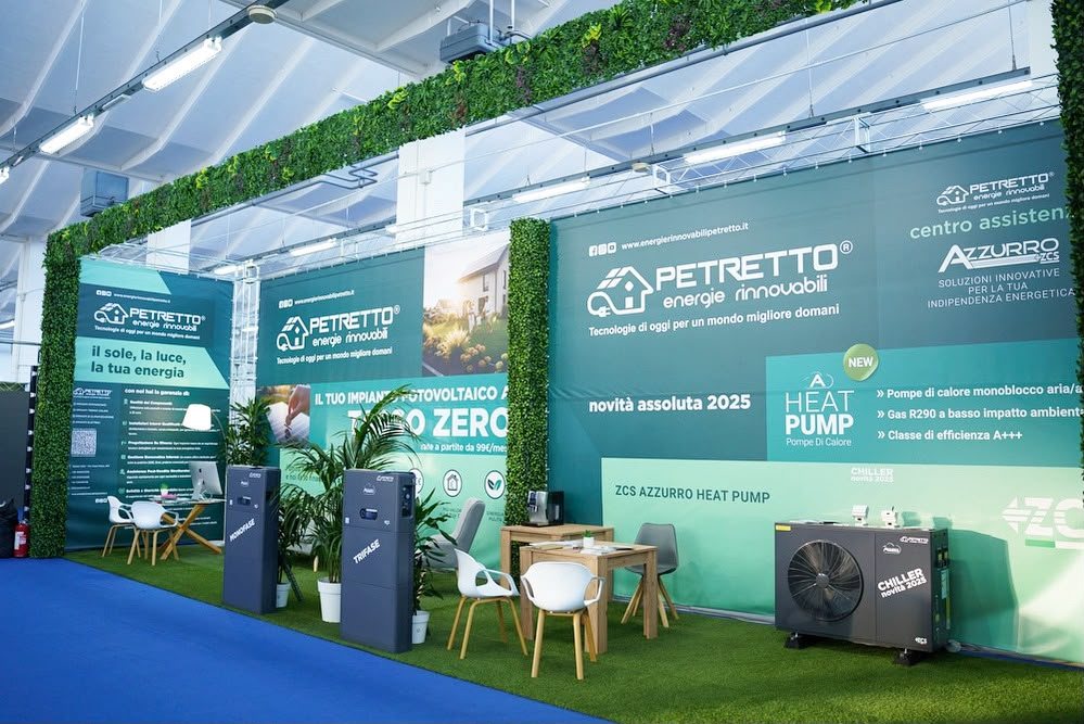 Stand espositivo con parete vegetale e arredi