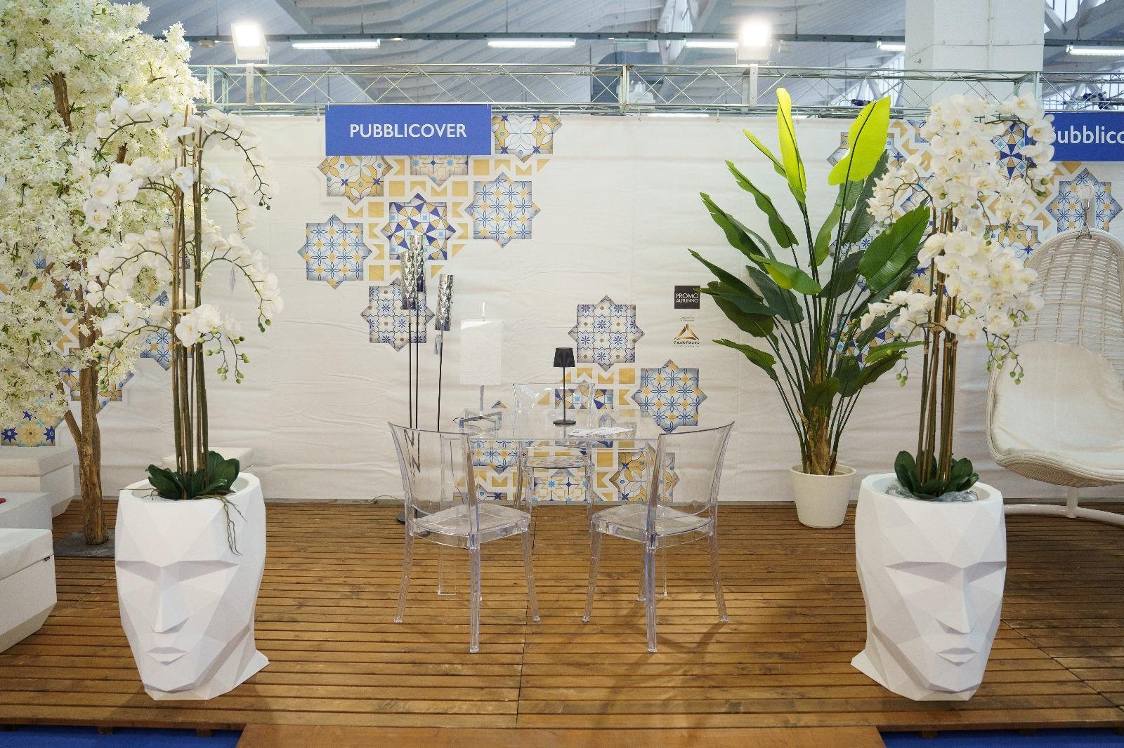 Stand con teste scultura Vondom e orchidee bianche